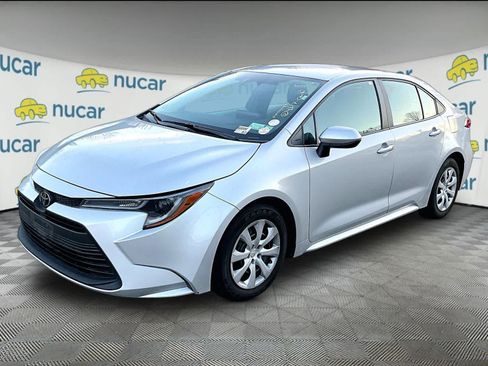Used 2023 Toyota Corolla LE image 2