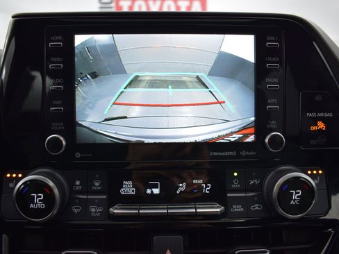 Used 2022 Toyota Highlander XLE image 18