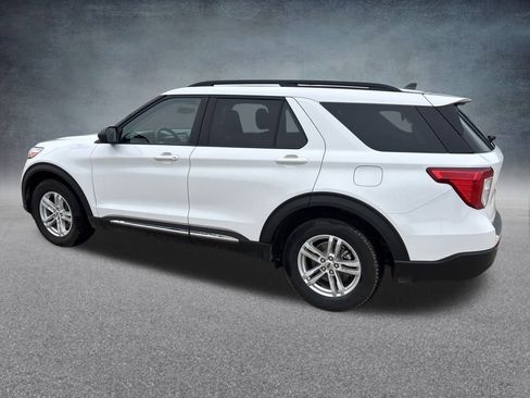 Used 2021 Ford Explorer XLT image 3