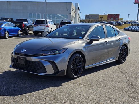 Used 2025 Toyota Camry SE image 1