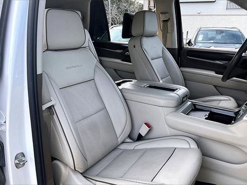 Used 2021 GMC Yukon Denali w/ Denali Premium Package image 30