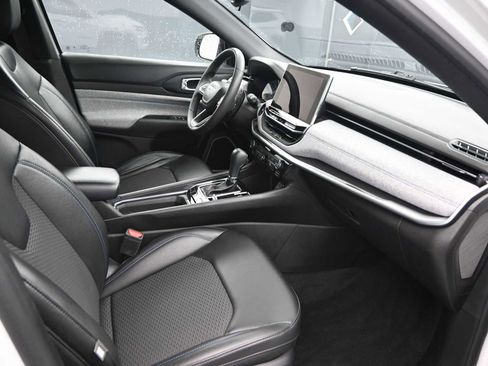 Used 2023 Jeep Compass Latitude image 17