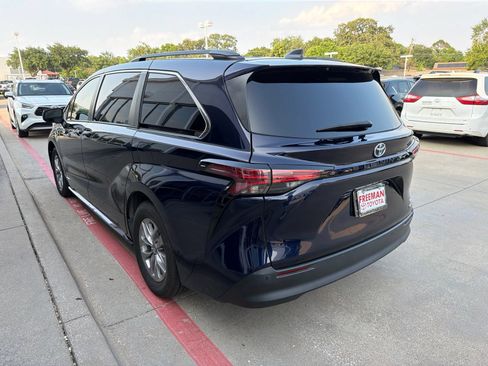 Used 2021 Toyota Sienna XLE FWD image 8
