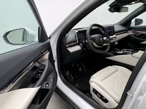 Used 2026 BMW i5 eDrive40 w/ Premium Package RWD image 21