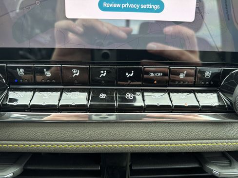 Used 2026 Chevrolet Colorado ZR2 w/ Technology Package AWD/4WD image 28