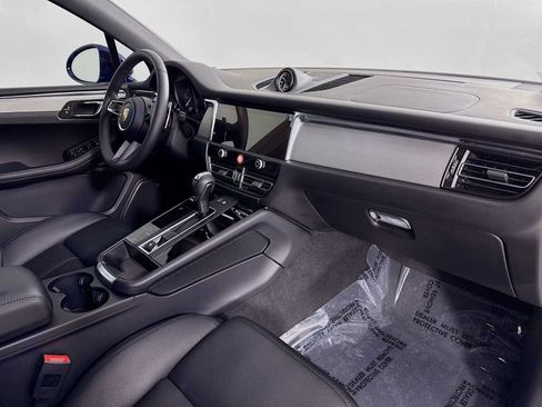 Certified 2026 Porsche Macan AWD/4WD image 30
