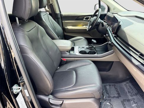Used 2025 Kia Carnival FWD image 30