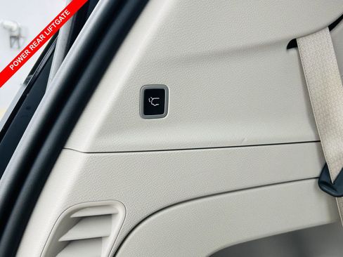 Used 2023 Chrysler Pacifica Touring-L image 11