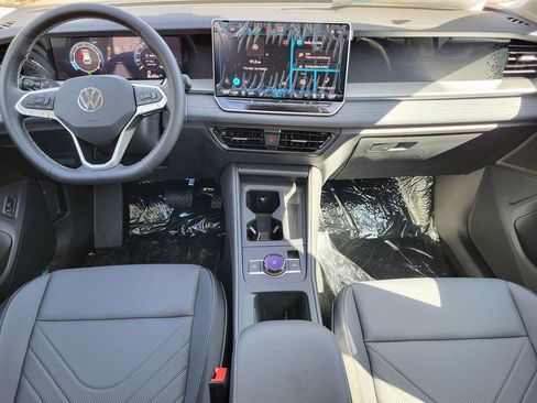 New 2025 Volkswagen Tiguan SE image 18