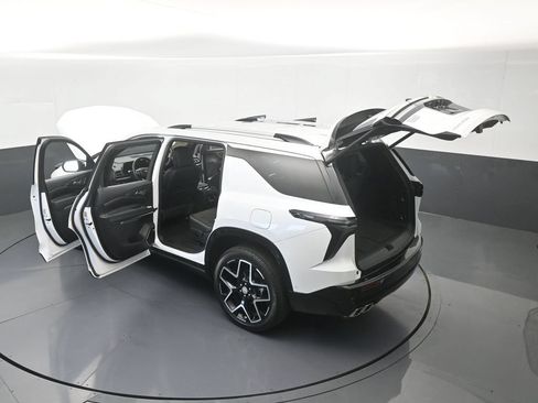 Used 2025 Chevrolet Traverse High Country FWD image 73