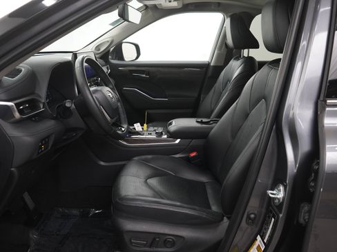Used 2024 Toyota Highlander Limited AWD/4WD image 16
