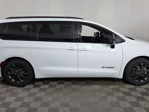 New 2025 Chrysler Pacifica Select w/ Fav Edition Package FWD image 8