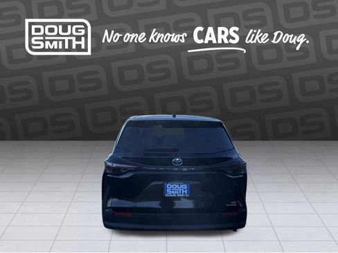 Used 2024 Toyota Sienna LE image 4