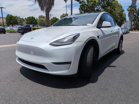 Used 2023 Tesla Model Y Long Range AWD/4WD image 4