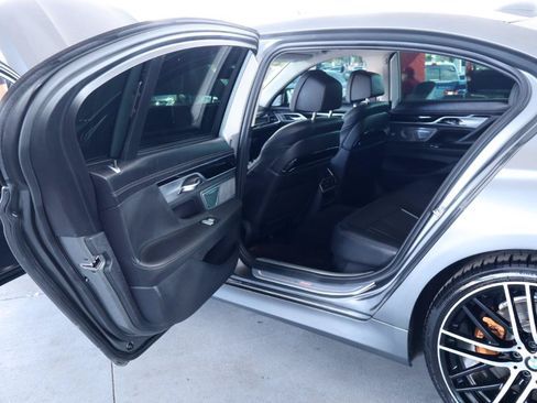 Used 2018 BMW 750i RWD image 32