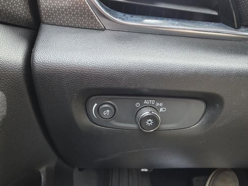 Used 2023 Chevrolet Traverse Premier image 20