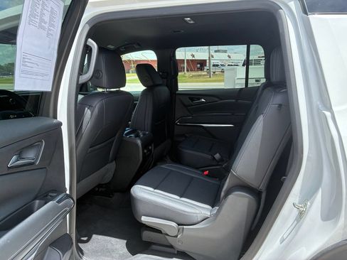 Used 2025 Chevrolet Traverse LT AWD/4WD image 3