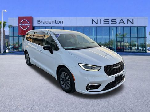 Used 2024 Chrysler Pacifica Select image 3