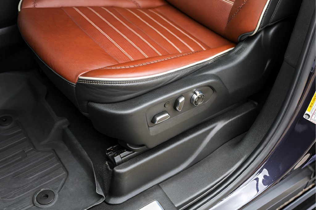 Used 2023 GMC Yukon XL Denali Ultimate w/ LPO, Floor Liner Package AWD/4WD image 10