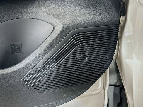 Used 2023 Toyota Venza LE image 18