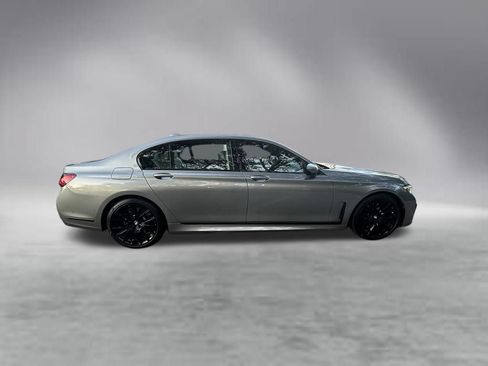 Used 2022 BMW 740i w/ M Sport Package RWD image 3