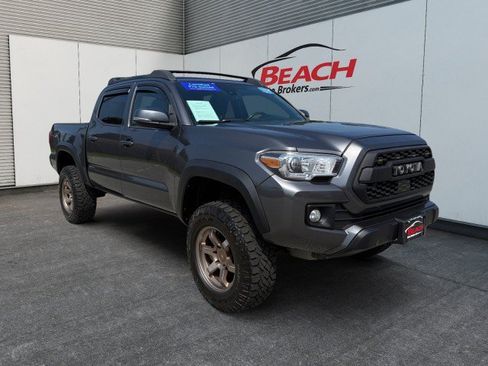 Used 2018 Toyota Tacoma TRD Off-Road AWD/4WD image 3