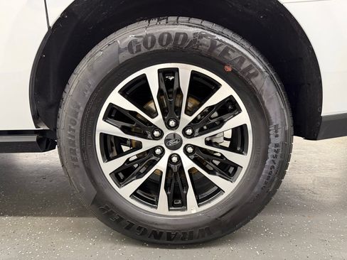 Used 2025 Ford Expedition Max Platinum AWD/4WD image 19