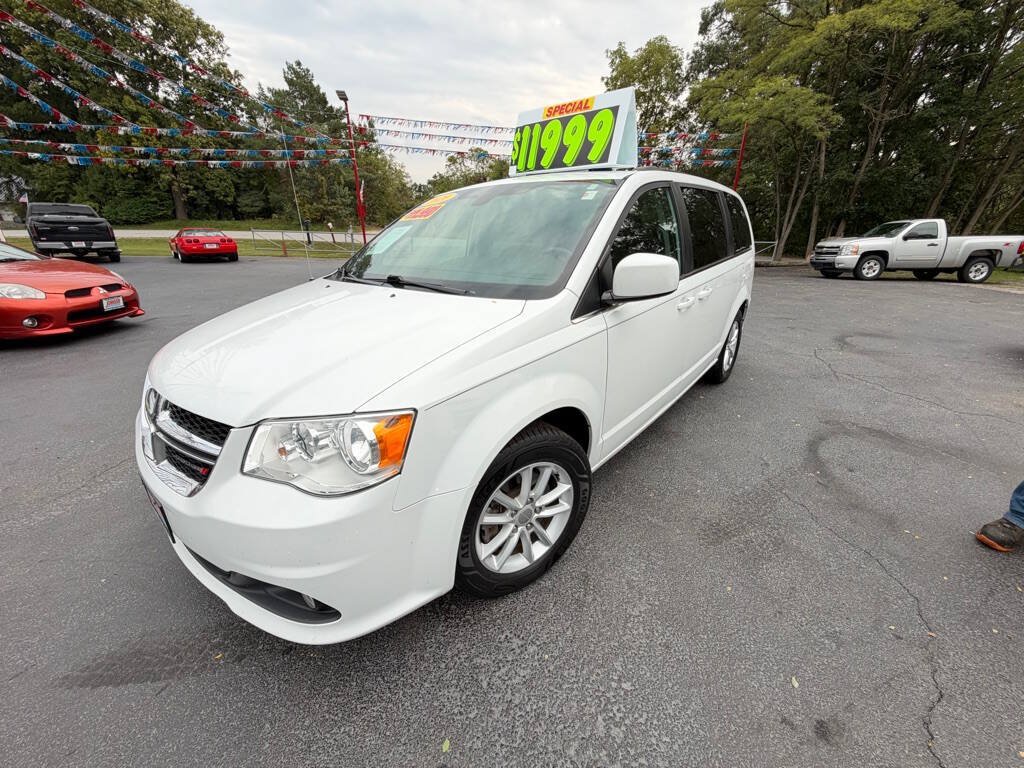 Used 2020 Dodge Grand Caravan SXT w/ Driver Convenience Group FWD image 2