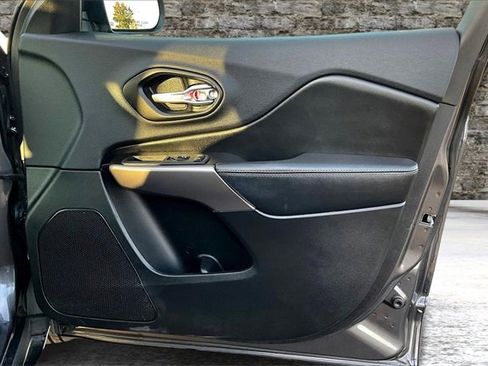 Used 2019 Jeep Cherokee Limited image 25