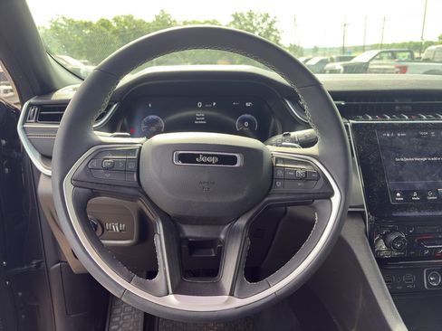 Used 2024 Jeep Grand Cherokee L Laredo w/ Luxury Tech Group I AWD/4WD image 6