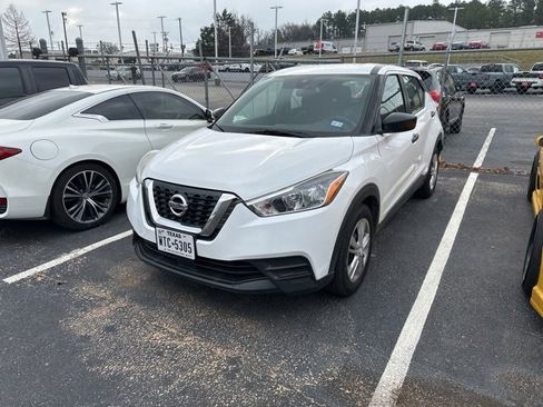 Used 2020 Nissan Kicks S image 1