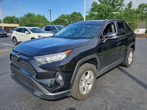 Used 2021 Toyota RAV4 XLE w/ Convenience Package FWD image 3