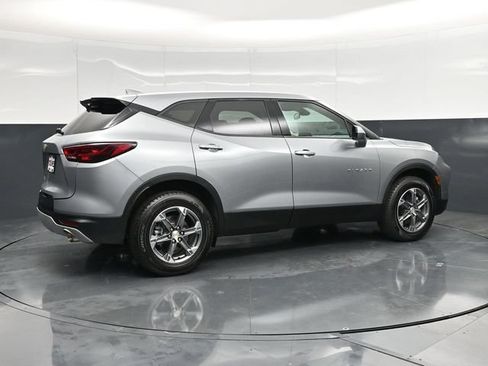 Used 2025 Chevrolet Blazer LT FWD image 2