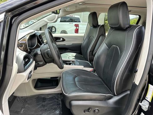 Used 2023 Chrysler Pacifica Limited FWD image 15