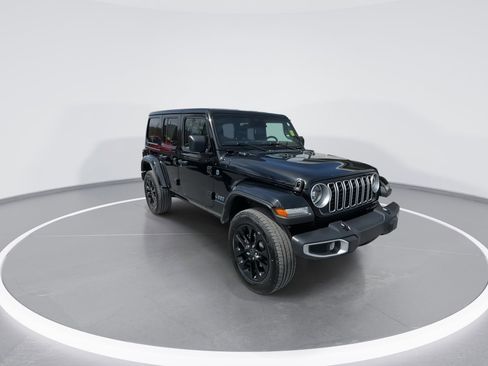Used 2025 Jeep Wrangler Unlimited Sahara w/ Safety Group AWD/4WD image 2
