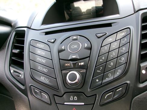 Used 2016 Ford Fiesta SE image 19