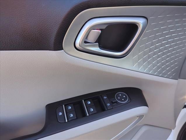 Used 2025 Kia Soul LX FWD image 11