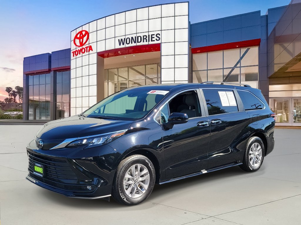 Used 2026 Toyota Sienna XLE FWD image 2