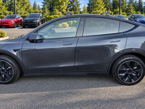 Used 2024 Tesla Model Y Long Range AWD/4WD image 8