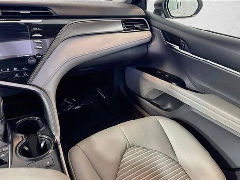 Used 2019 Toyota Camry SE w/ Sunroof Package FWD image 22