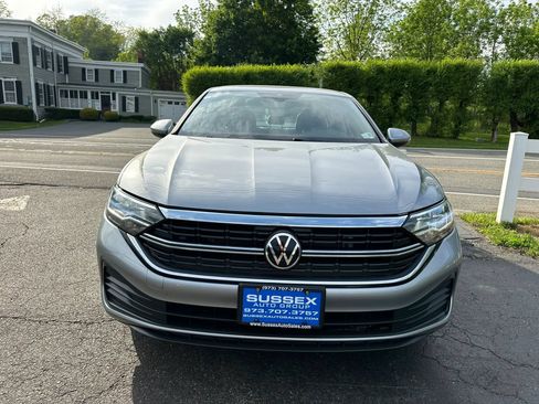 Used 2022 Volkswagen Jetta SE FWD image 2