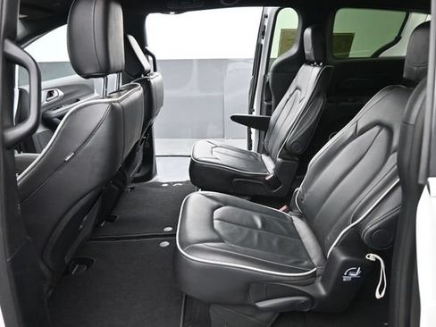 Used 2026 Chrysler Pacifica Limited FWD image 16