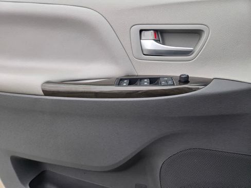 Used 2018 Toyota Sienna XLE w/ XLE Navigation Package FWD image 19