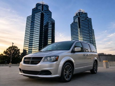 Used 2017 Dodge Grand Caravan SE FWD image 1