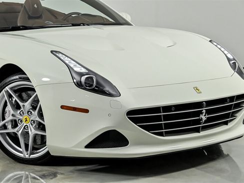 Used 2017 Ferrari California T RWD image 3