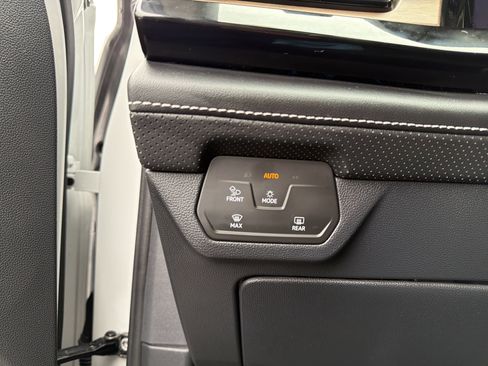 Used 2025 Volkswagen Atlas SE w/ Panoramic Sunroof Package image 15