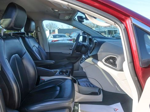 Used 2023 Chrysler Pacifica Touring-L FWD image 21