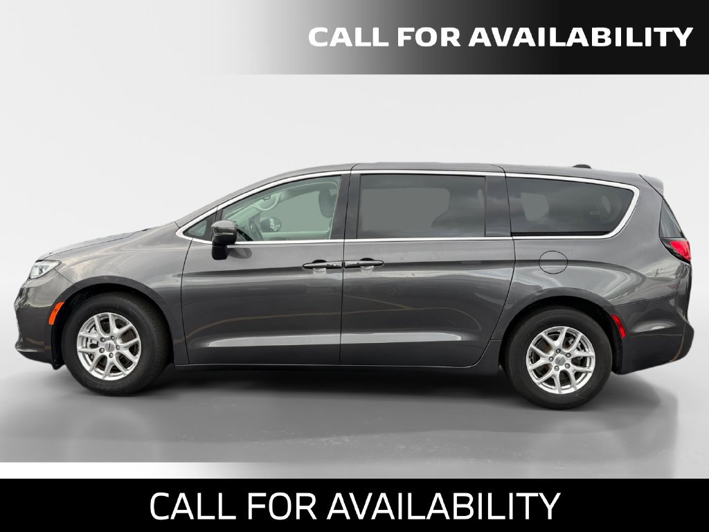 Used 2023 Chrysler Pacifica Touring-L FWD image 2
