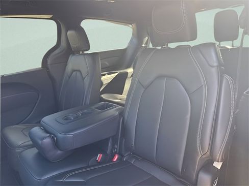 New 2026 Chrysler Pacifica Select image 21