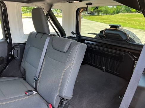 Used 2025 Jeep Wrangler Unlimited Sahara AWD/4WD image 26